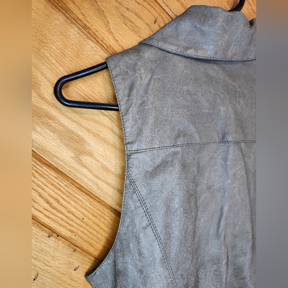Be By Blanc Noir medium faux leather light gray vest - Picture 11 of 14